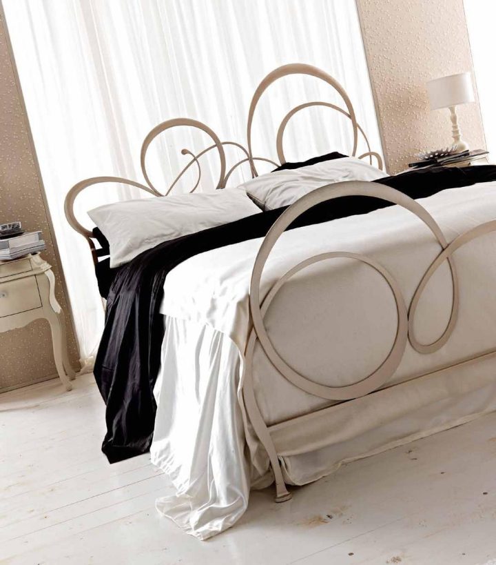 Bizet Bed, Corte Zari