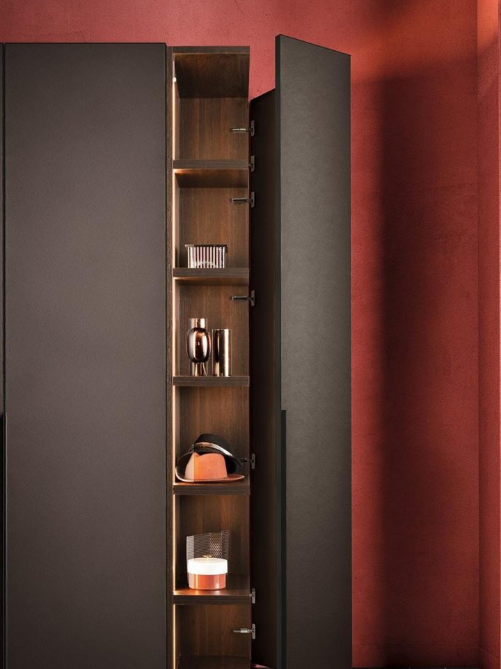 Cornice Wardrobe, Pianca