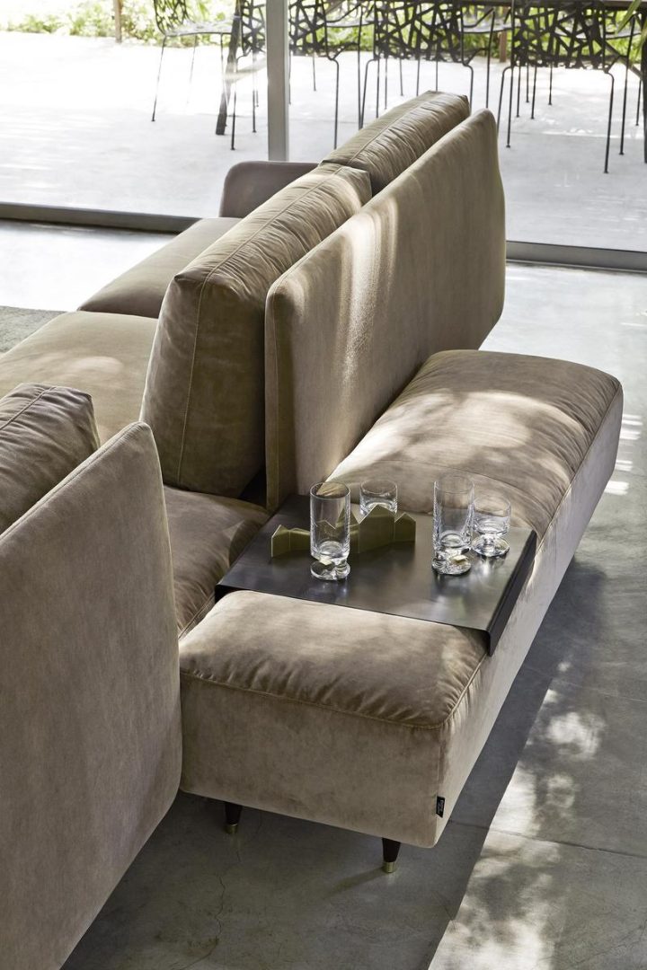 Elliot Sofa, Ditre Italia