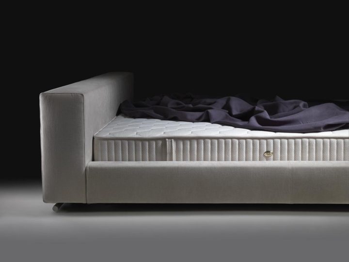 Groundpiece Bed, Flexform