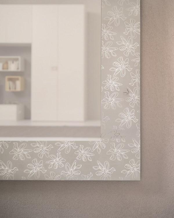 Holly Mirror, Riflessi