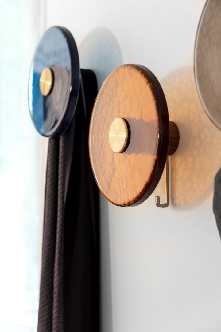 Jupiter Coat Rack, Porada