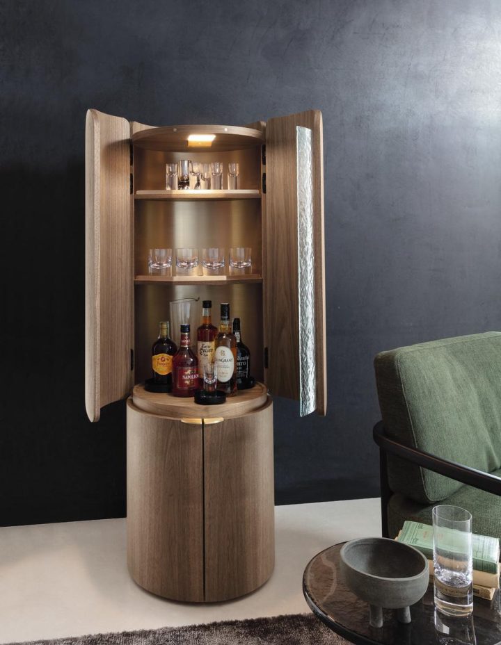 Mary Bar Cabinet, Porada