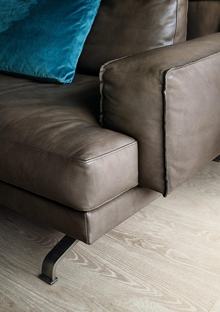 Mustique Sofa, Lema