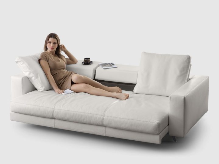 Newport Sofa, Dema