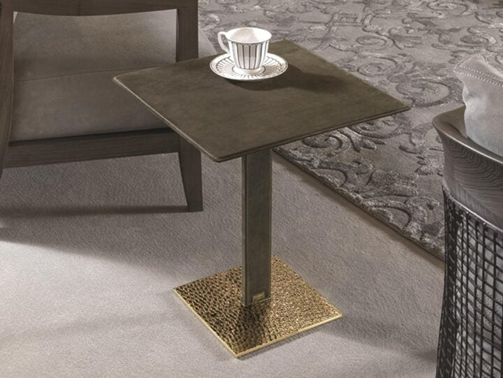 Yaki - square leather coffee table | Longhi